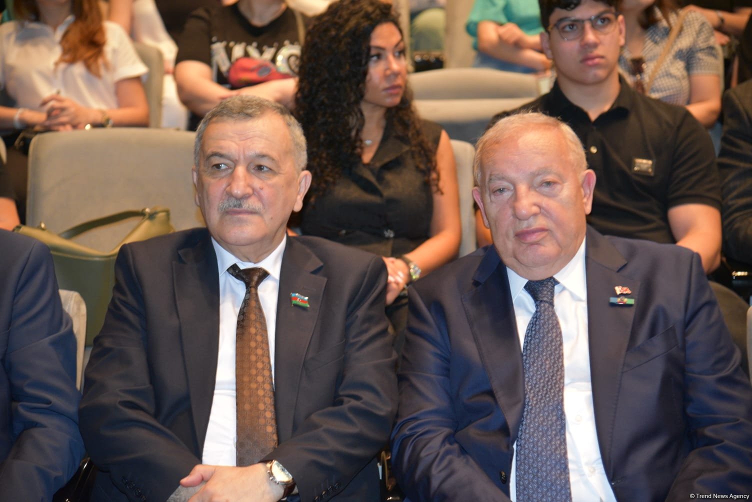 Xalq yazıçısı Elçin Əfəndiyevin nəşi Fəxri xiyabana yola salınıb (FOTO) (YENİLƏNİB)
