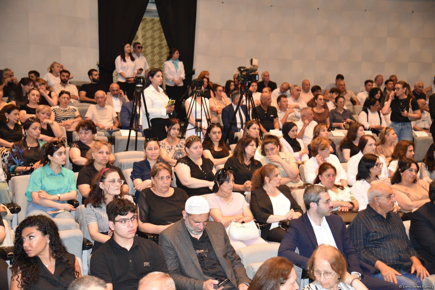 Xalq yazıçısı Elçin Əfəndiyevin nəşi Fəxri xiyabana yola salınıb (FOTO) (YENİLƏNİB)