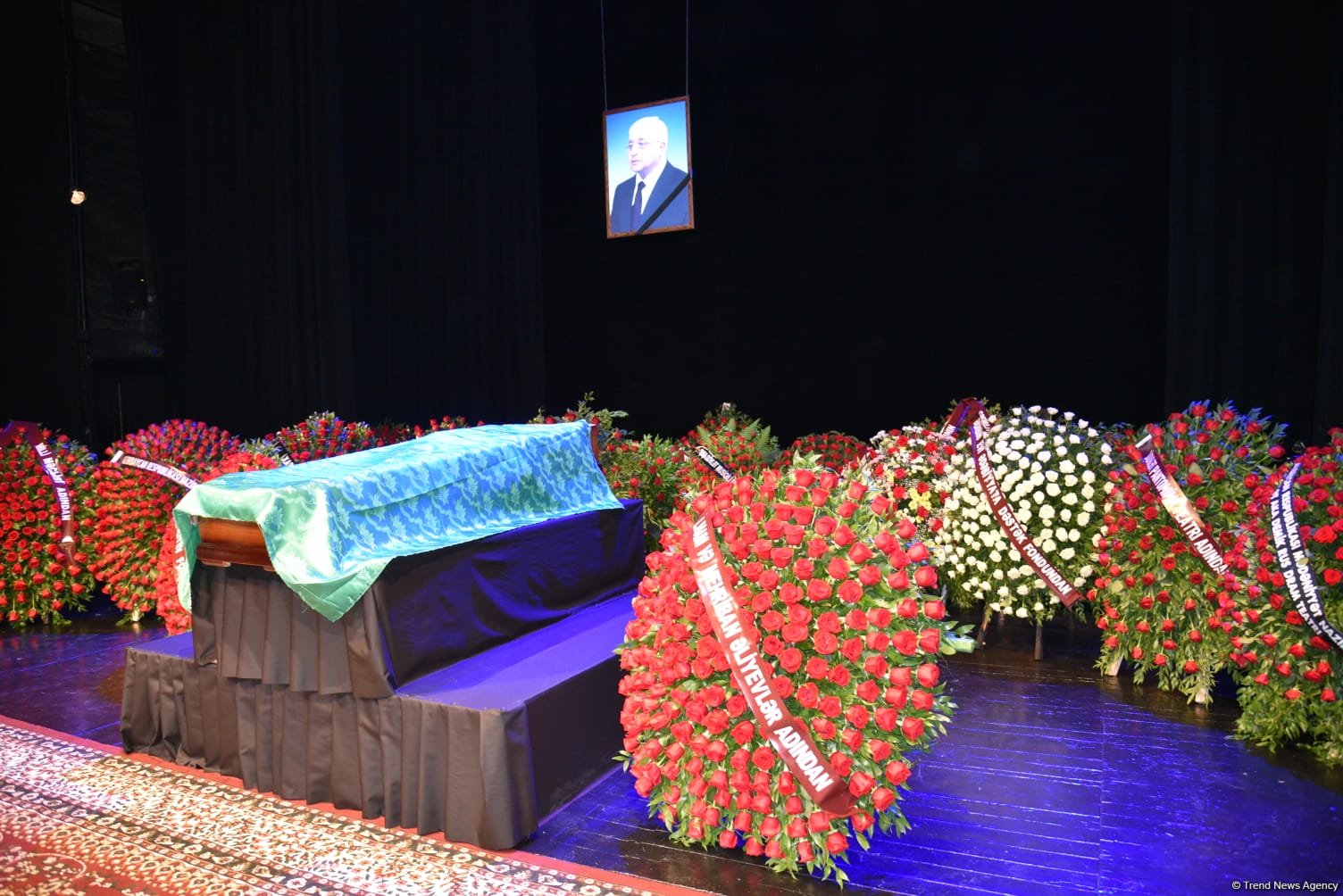 Xalq yazıçısı Elçin Əfəndiyevin nəşi Fəxri xiyabana yola salınıb (FOTO) (YENİLƏNİB)