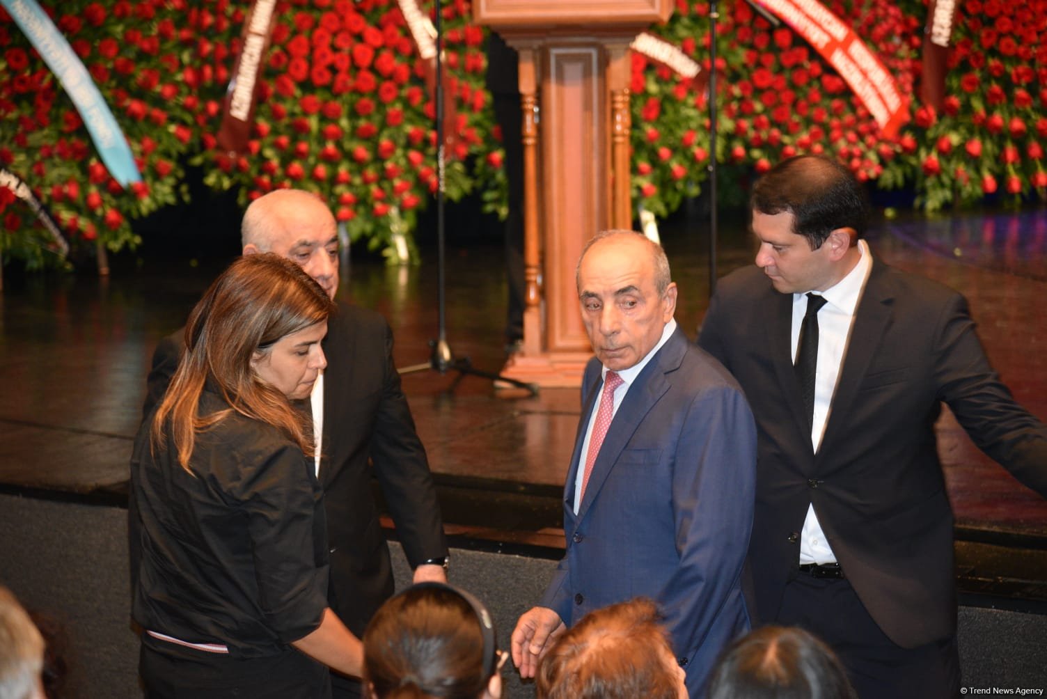 Xalq yazıçısı Elçin Əfəndiyevin nəşi Fəxri xiyabana yola salınıb (FOTO) (YENİLƏNİB)