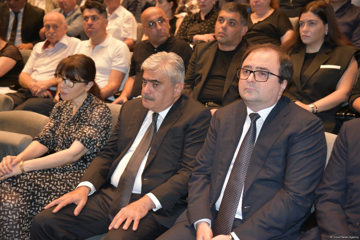 Xalq yazıçısı Elçin Əfəndiyevin nəşi Fəxri xiyabana yola salınıb (FOTO) (YENİLƏNİB)