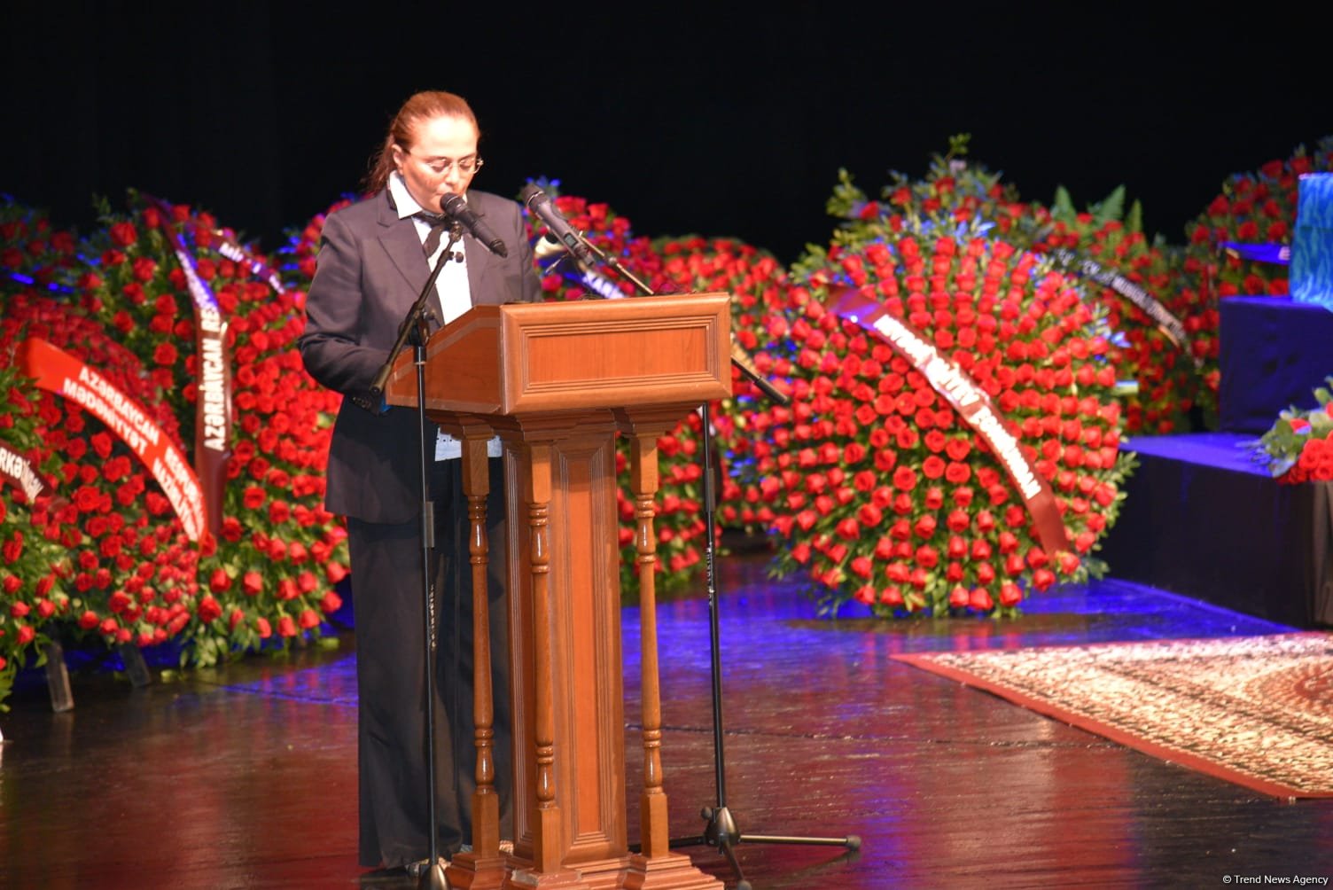 Xalq yazıçısı Elçin Əfəndiyevin nəşi Fəxri xiyabana yola salınıb (FOTO) (YENİLƏNİB)