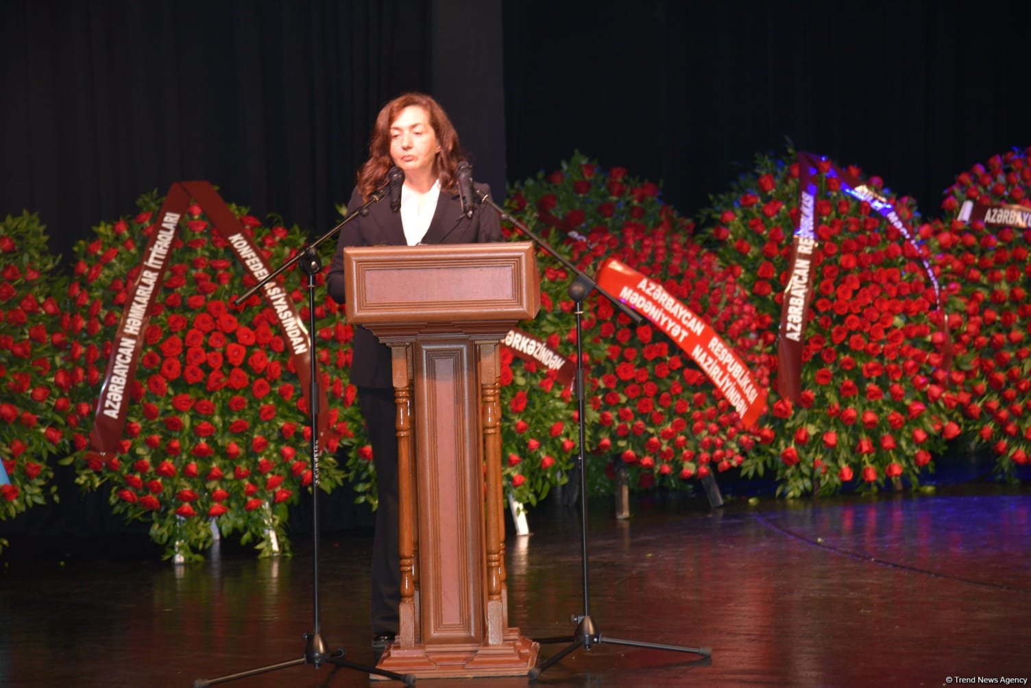 Xalq yazıçısı Elçin Əfəndiyevin nəşi Fəxri xiyabana yola salınıb (FOTO) (YENİLƏNİB)