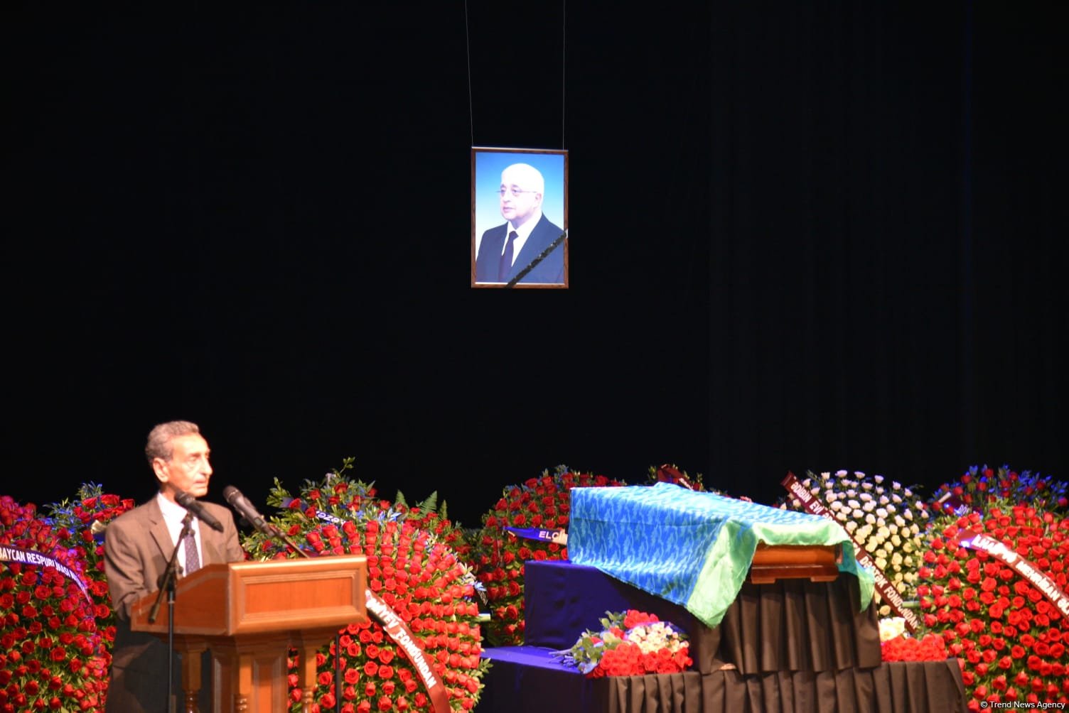 Xalq yazıçısı Elçin Əfəndiyevin nəşi Fəxri xiyabana yola salınıb (FOTO) (YENİLƏNİB)
