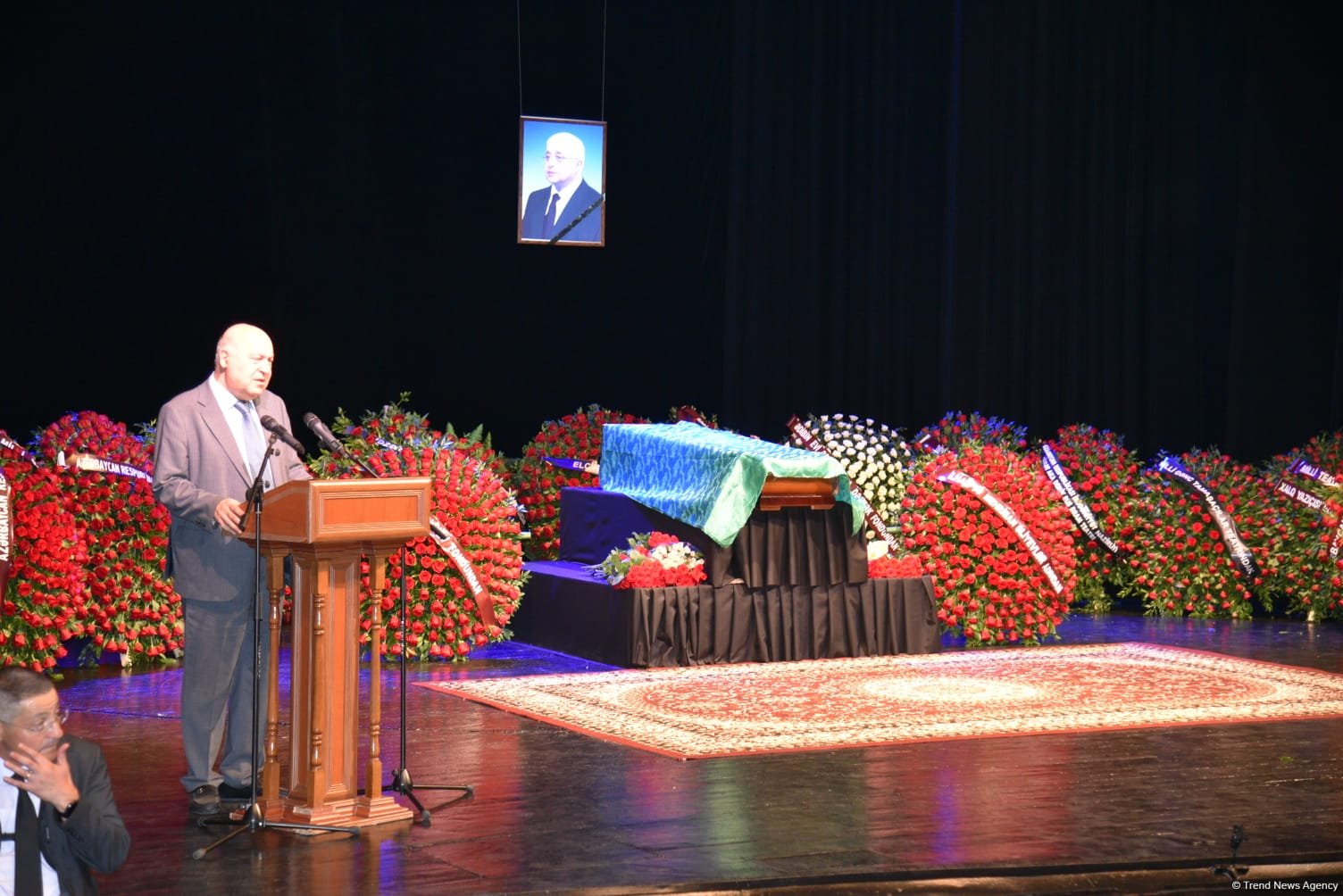 Xalq yazıçısı Elçin Əfəndiyevin nəşi Fəxri xiyabana yola salınıb (FOTO) (YENİLƏNİB)