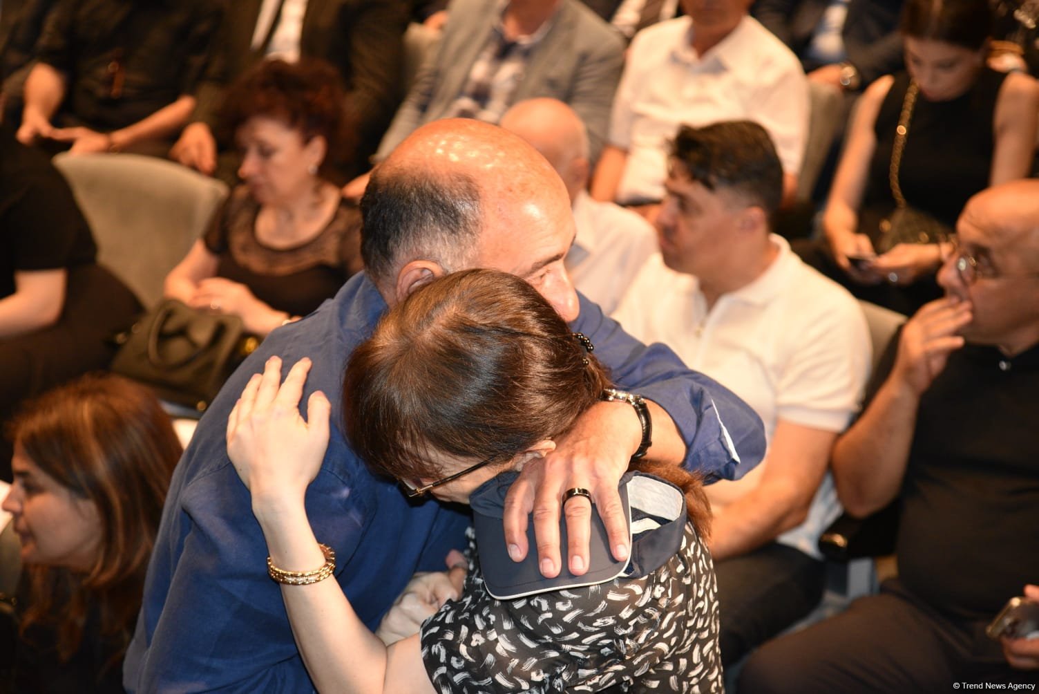 Xalq yazıçısı Elçin Əfəndiyevin nəşi Fəxri xiyabana yola salınıb (FOTO) (YENİLƏNİB)