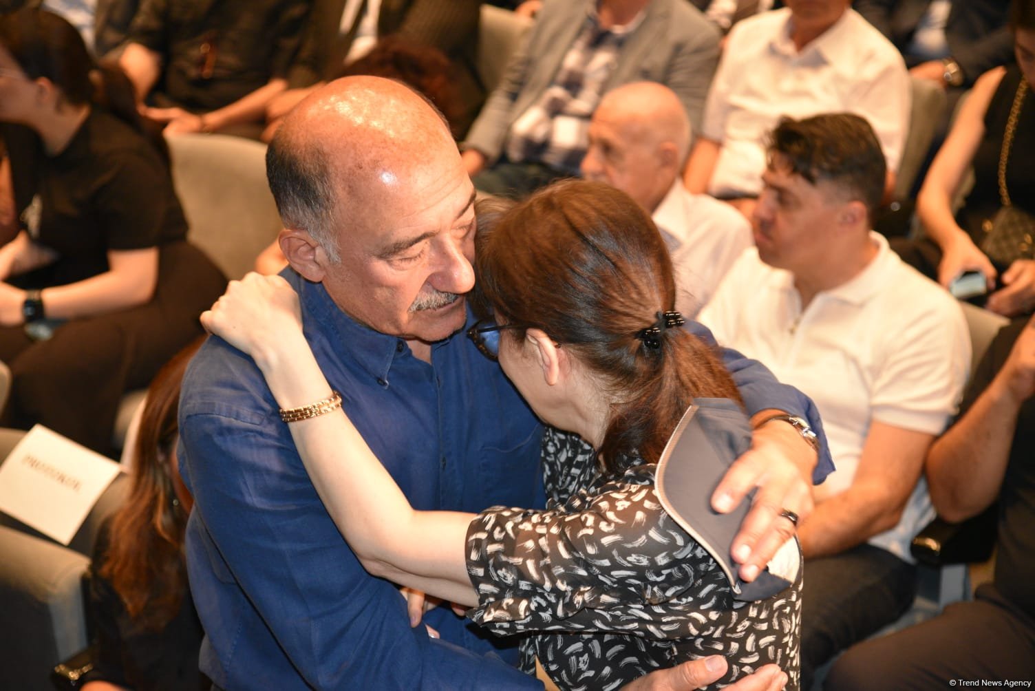 Xalq yazıçısı Elçin Əfəndiyevin nəşi Fəxri xiyabana yola salınıb (FOTO) (YENİLƏNİB)