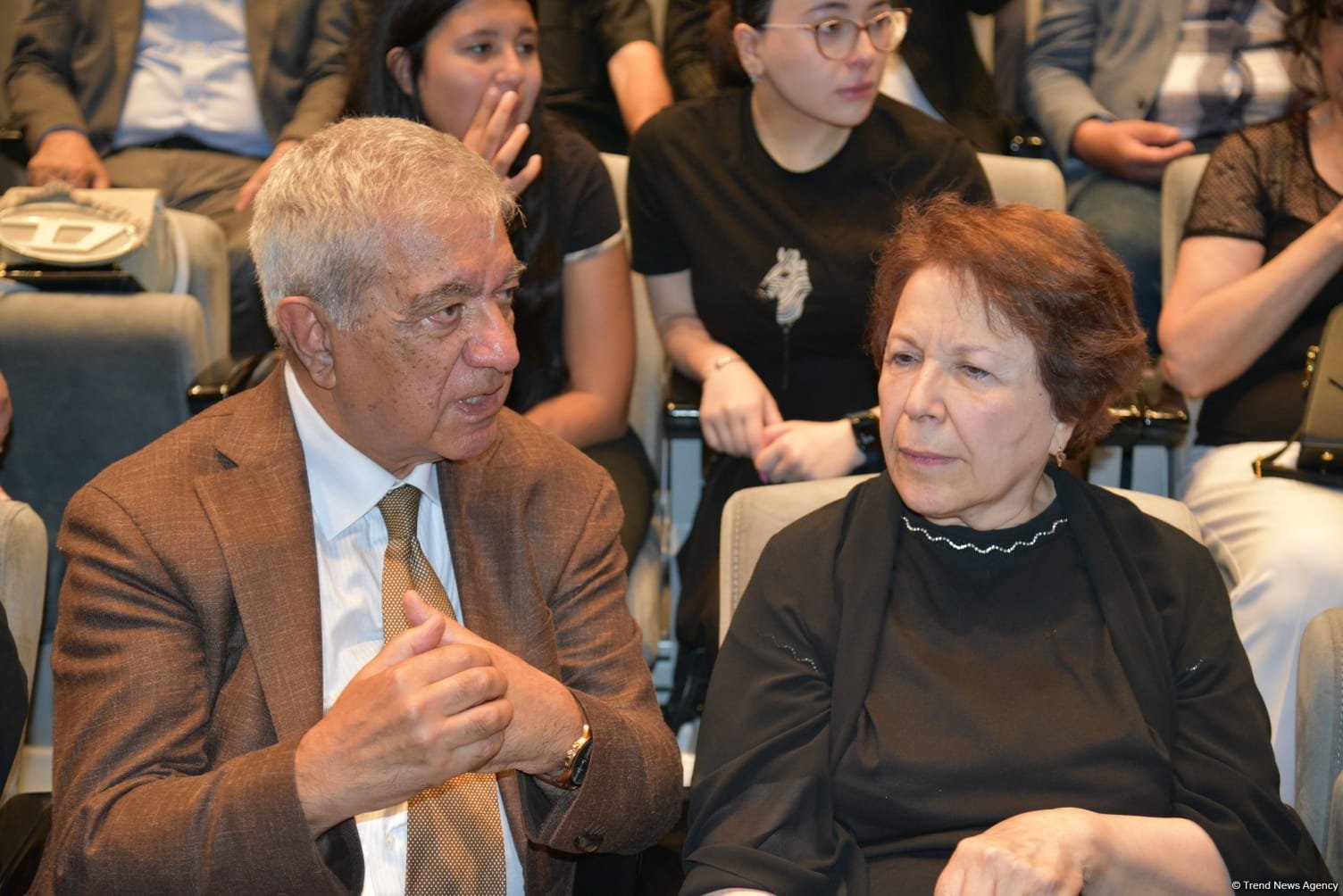 Xalq yazıçısı Elçin Əfəndiyevin nəşi Fəxri xiyabana yola salınıb (FOTO) (YENİLƏNİB)