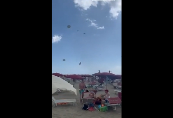 Romada çimərlikdə yaranan tornado turistləri təşvişə salıb (VİDEO)