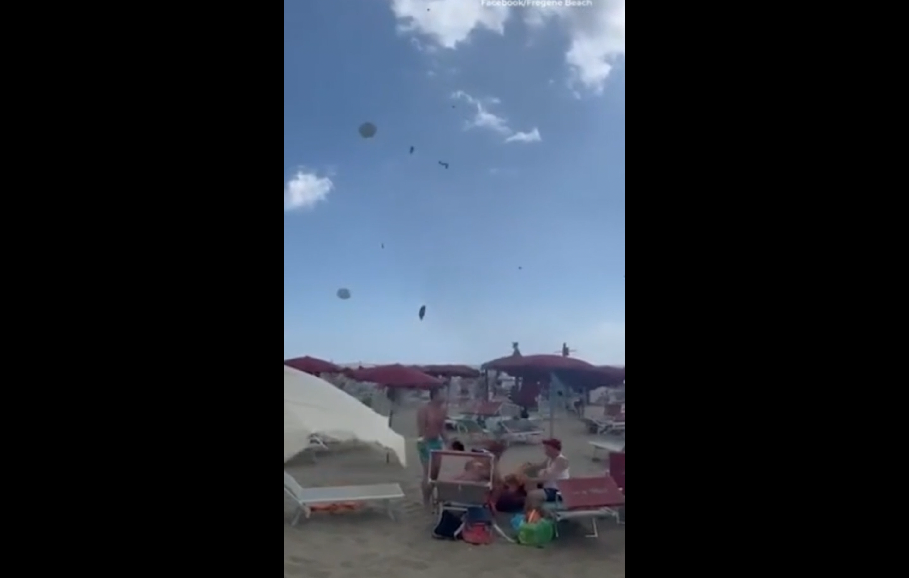 Romada çimərlikdə yaranan tornado turistləri təşvişə salıb (VİDEO)