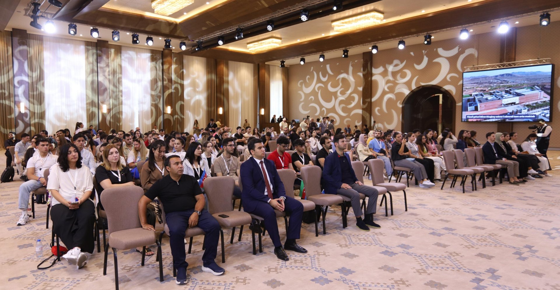 Diaspor Gənclərinin VI Yay Düşərgəsində “İşğaldan azad edilmiş ərazilərdə aparılan bərpa quruculuq işləri” mövzusunda panel təşkil olunub (FOTO)