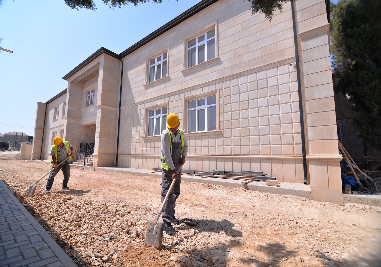 Paytaxtda 10 təhsil müəssisəsində tikinti və əsaslı təmir işləri aparılır