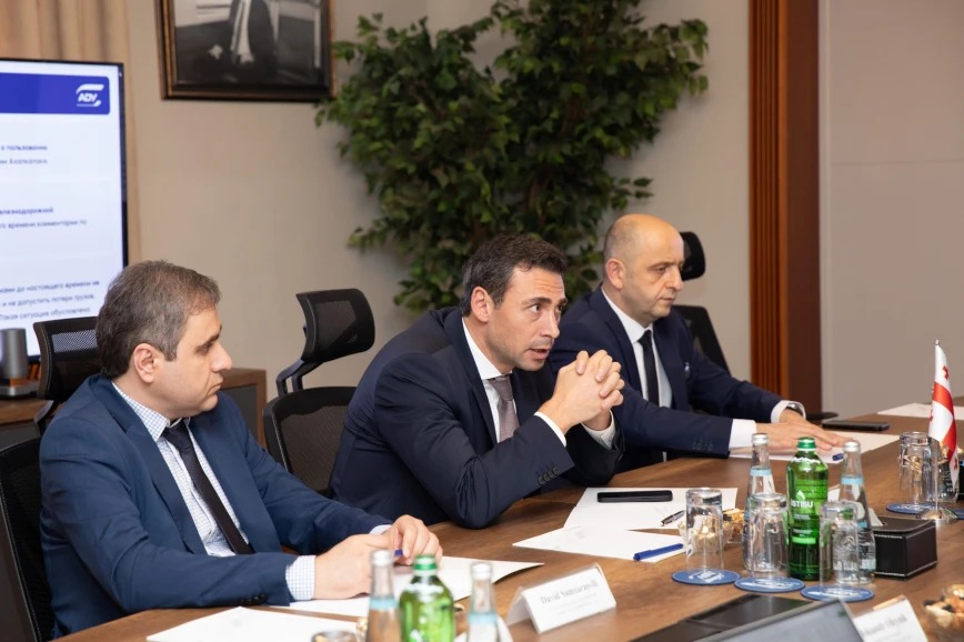 Bakı-Tbilisi-Qars dəmir yolu xəttinin inkişafı üzrə əməkdaşlıq müzakirə edilib (FOTO)