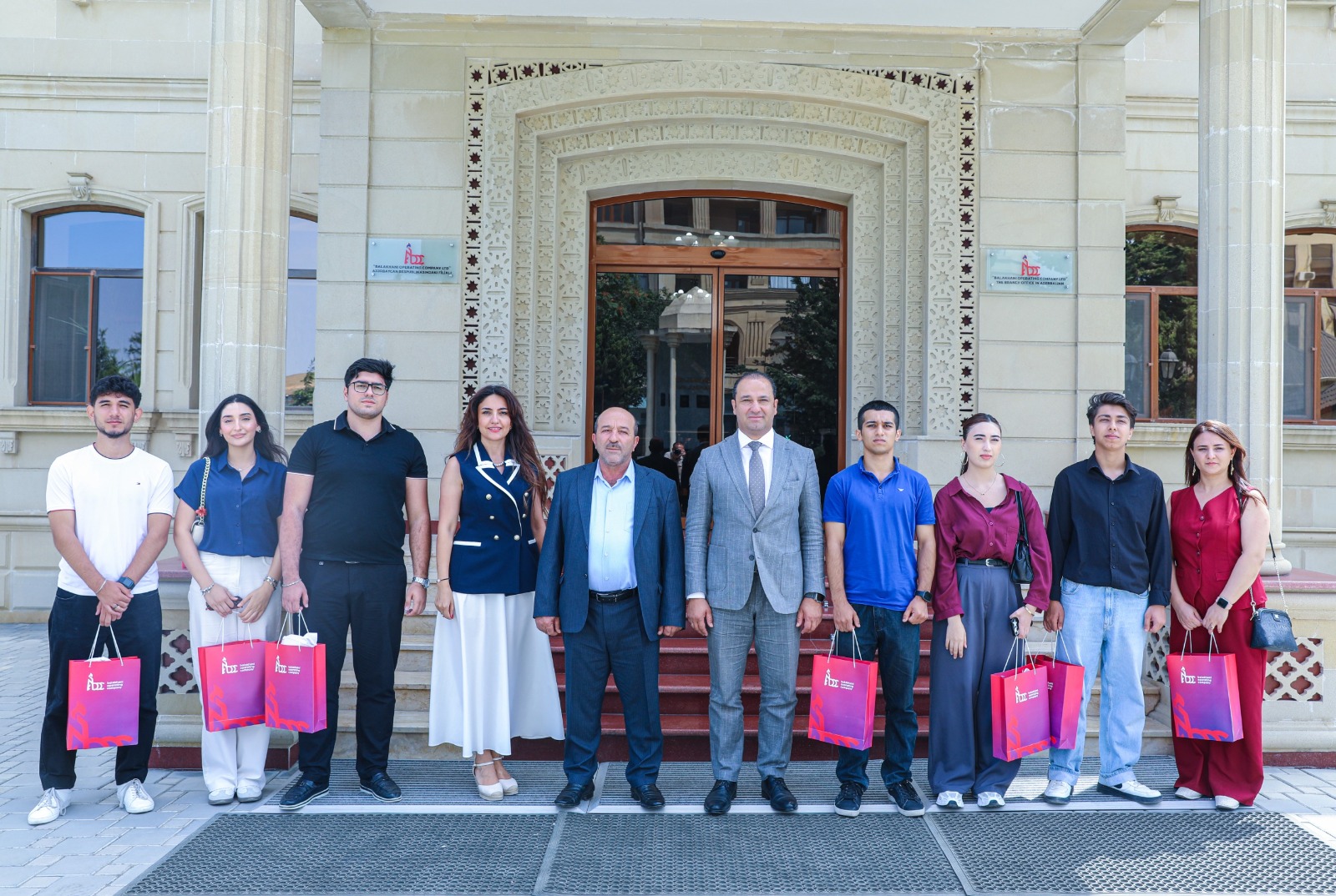 ADNSU-nun əlaçı tələbələri Balaxanıda Universitetlərinin adını daşıyan neft quyusunun qarşısında lövhə açdılar (FOTO)