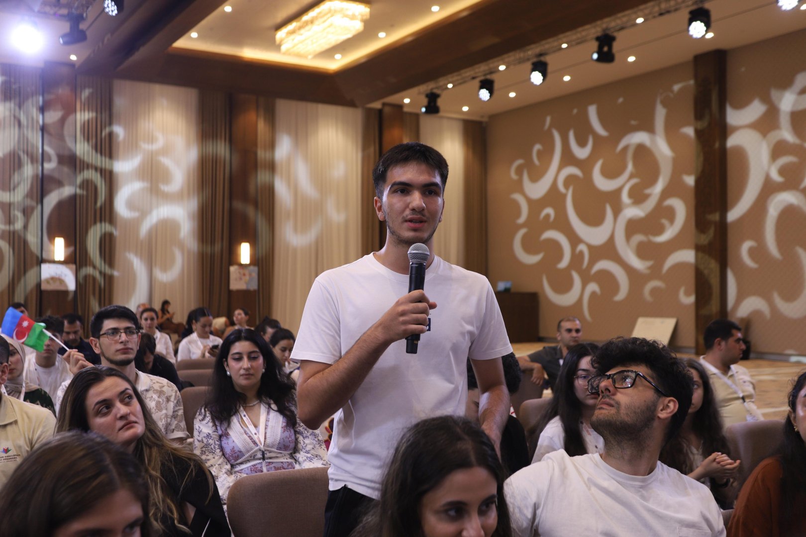 Ölkəmizin tanınmış idmançıları və idman jurnalistləri ilə diaspor gənclərinin görüşü olub (FOTO)
