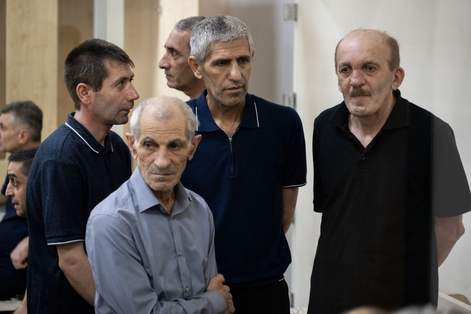 Ermənistan silahlı qüvvələrinin hücumları nəticəsində doğmaları itkin düşmüş, yaralanmış, mina qurbanı olmuş, əsirlikdə işgəncələrə məruz qalmış şəxslər məhkəmədə ifadə veriblər (FOTO)