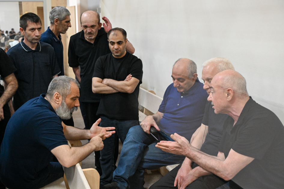 Ermənistan silahlı qüvvələrinin hücumları nəticəsində doğmaları itkin düşmüş, yaralanmış, mina qurbanı olmuş, əsirlikdə işgəncələrə məruz qalmış şəxslər məhkəmədə ifadə veriblər (FOTO)