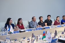 ADNSU-nun əlaçı tələbələri Balaxanıda Universitetlərinin adını daşıyan neft quyusunun qarşısında lövhə açdılar (FOTO)