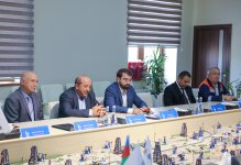 ADNSU-nun əlaçı tələbələri Balaxanıda Universitetlərinin adını daşıyan neft quyusunun qarşısında lövhə açdılar (FOTO)