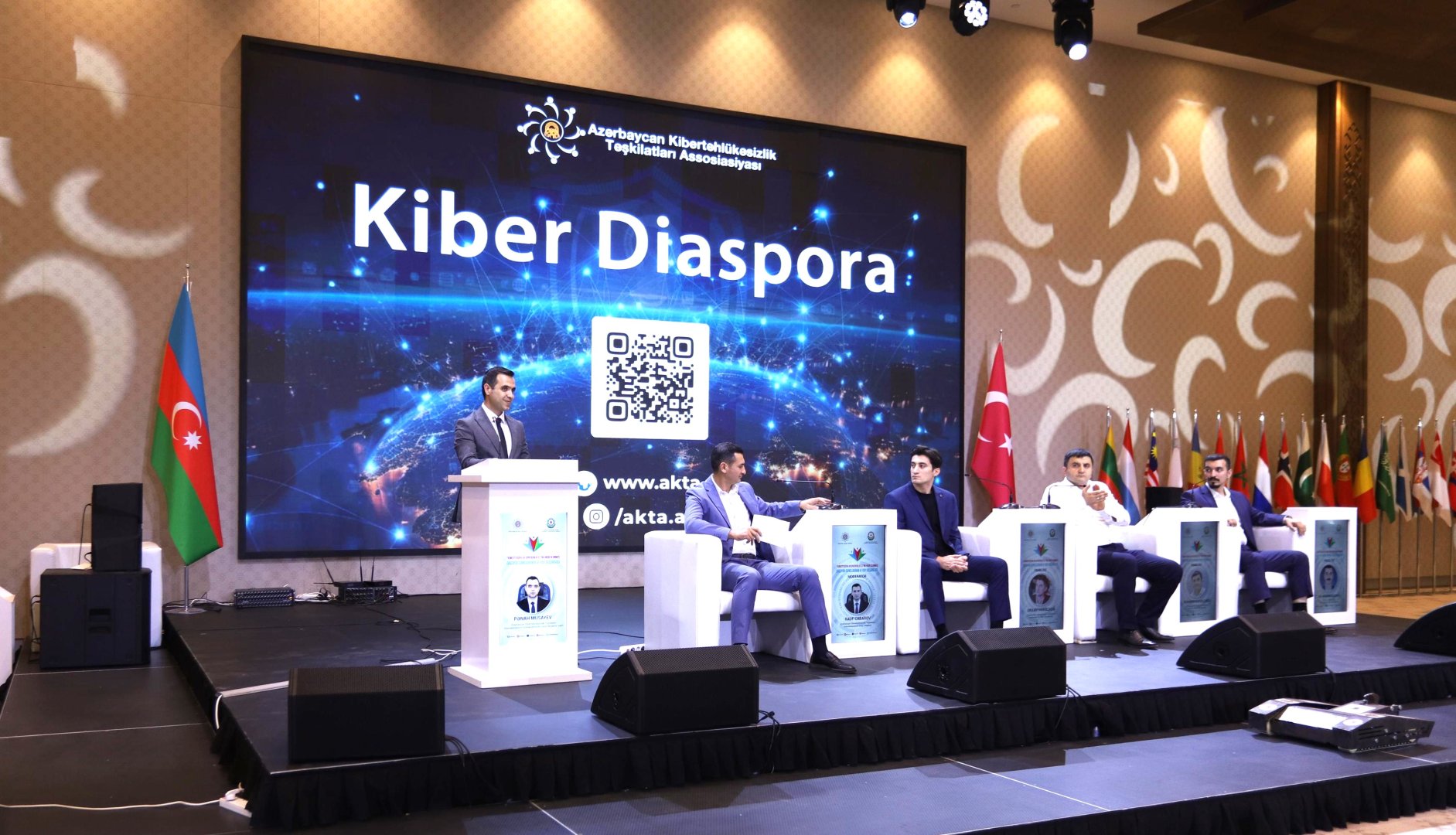 Xankəndidə diaspor gəncləri ilə qlobal miqyaslı virtual icma və şəbəkələşmə mövzusunda müzakirələr aparılıb (FOTO)