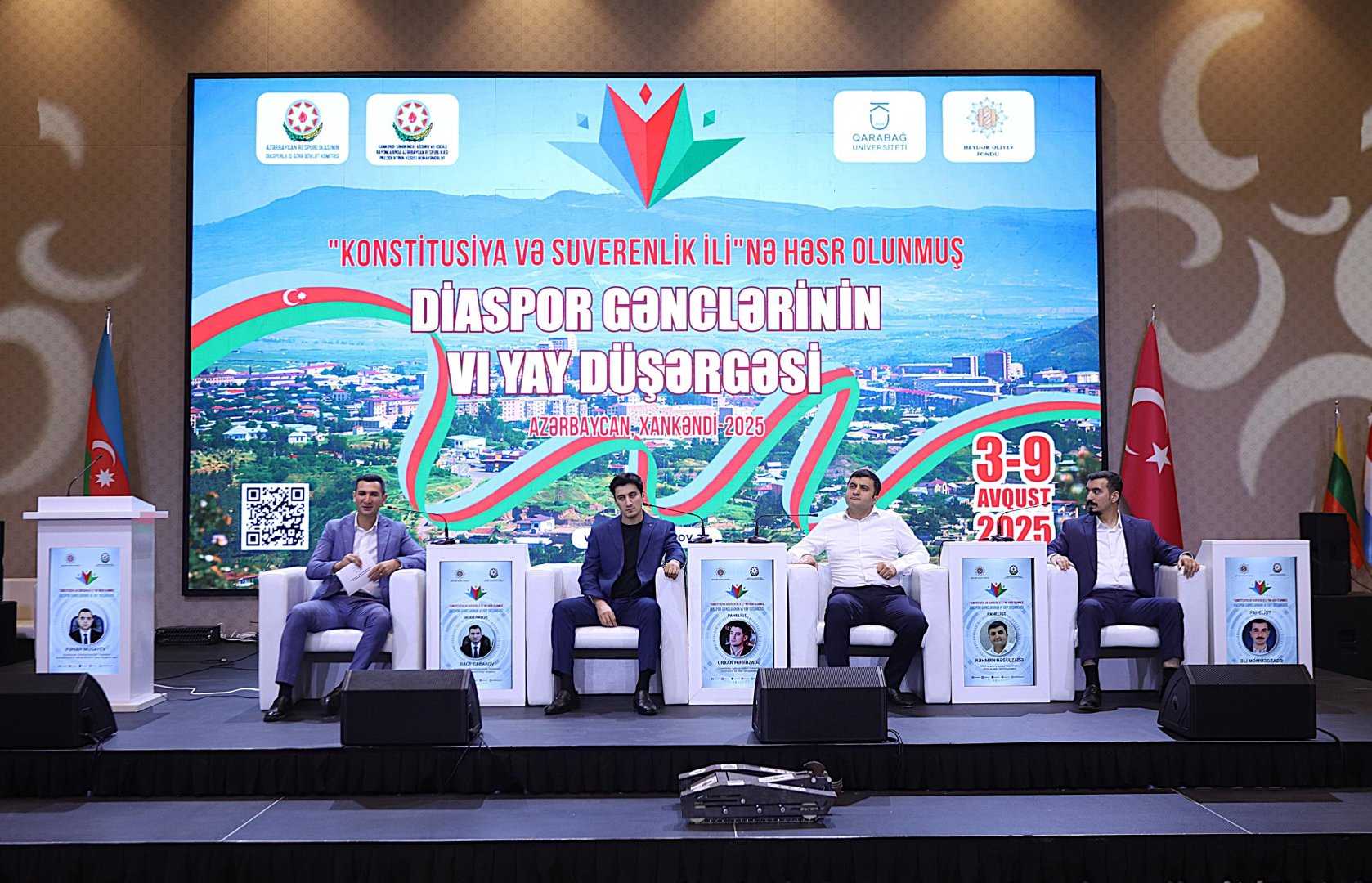 Xankəndidə diaspor gəncləri ilə qlobal miqyaslı virtual icma və şəbəkələşmə mövzusunda müzakirələr aparılıb (FOTO)