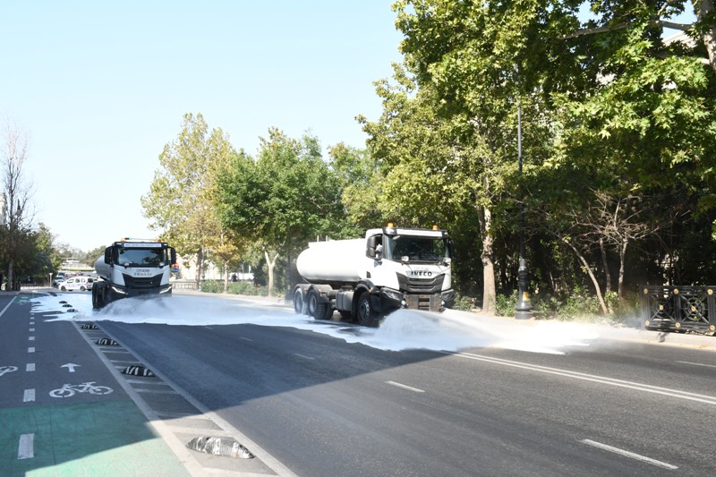 Paytaxtın küçələri yenidən yuyulub, yaşıllıqlara qulluq göstərilib (FOTO)
