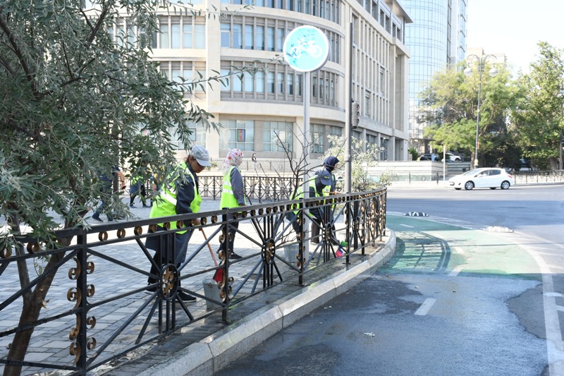 Paytaxtın küçələri yenidən yuyulub, yaşıllıqlara qulluq göstərilib (FOTO)