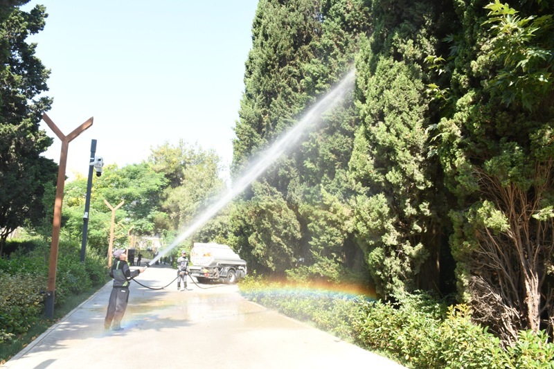 Paytaxtın küçələri yenidən yuyulub, yaşıllıqlara qulluq göstərilib (FOTO)
