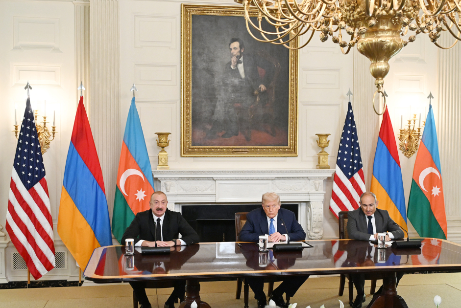 Prezident İlham Əliyev Ağ Evdə mətbuata bəyanatla çıxış edib (FOTO)
