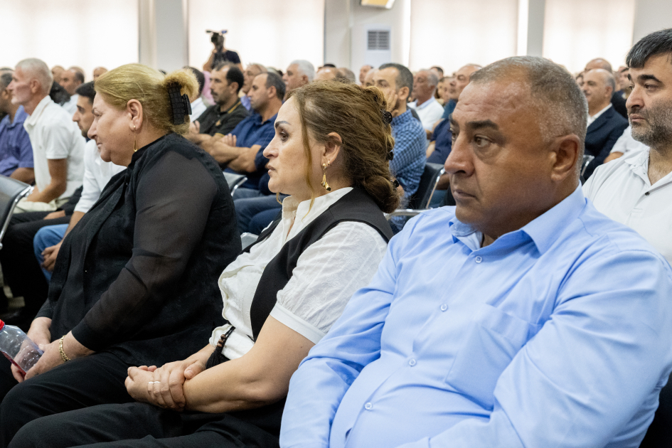 Ermənistan silahlı qüvvələrinin hücumları nəticəsində doğmaları öldürülmüş, yaralanmış, mina qurbanı olmuş, əsirlikdə və girovluqda işgəncələrə məruz qalmış şəxslər məhkəmədə ifadə veriblər (FOTO)