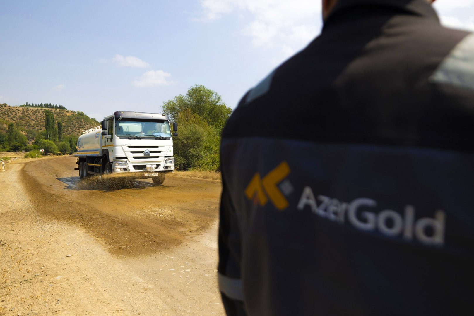 "AzerGold" QSC tərəfindən daşıma yollarında tozun idarə olunmasına yönəlmiş ekoloji təşəbbüs reallaşdırılıb (FOTO)