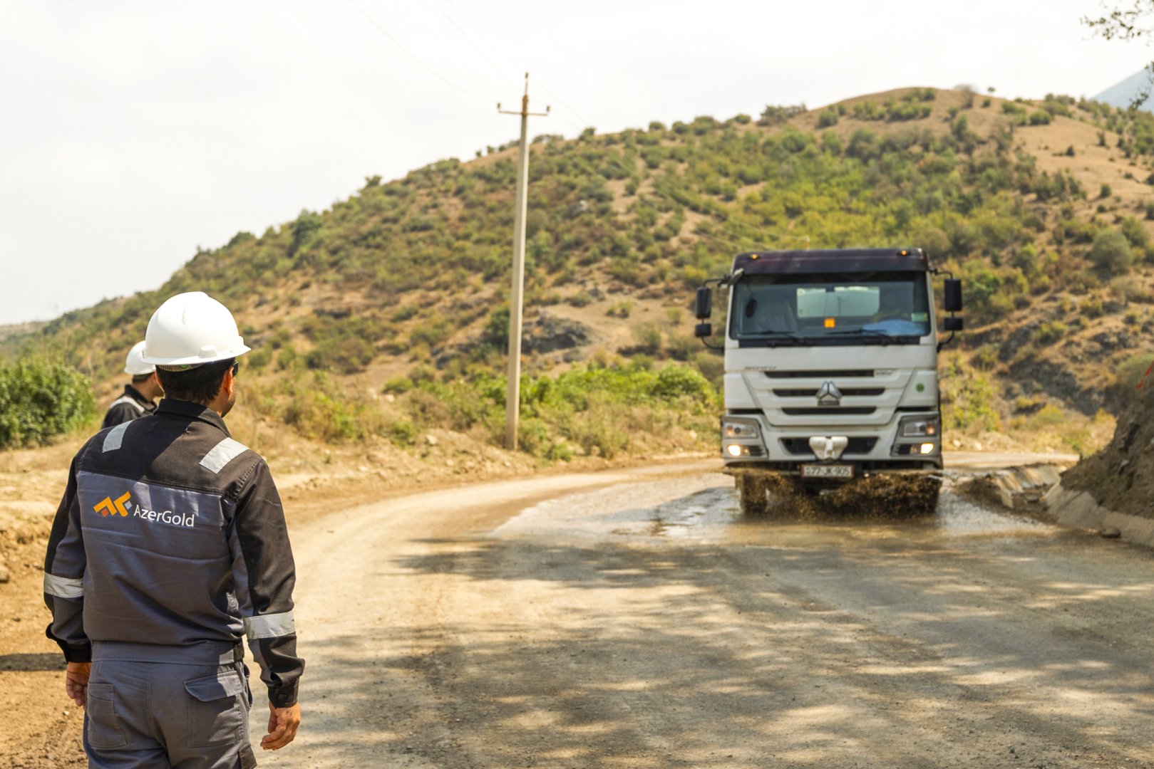 "AzerGold" QSC tərəfindən daşıma yollarında tozun idarə olunmasına yönəlmiş ekoloji təşəbbüs reallaşdırılıb (FOTO)