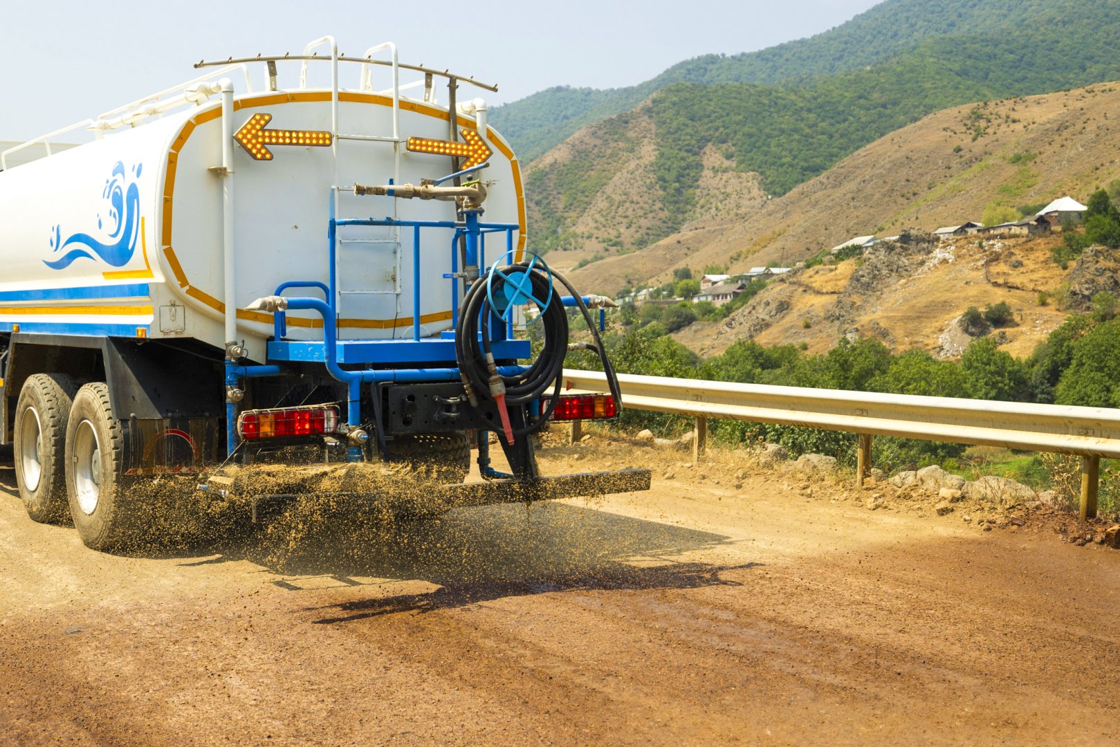 "AzerGold" QSC tərəfindən daşıma yollarında tozun idarə olunmasına yönəlmiş ekoloji təşəbbüs reallaşdırılıb (FOTO)