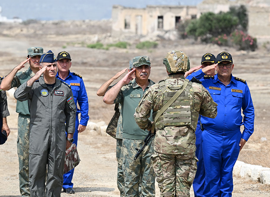 HDQ-də döyüş atışlı taktiki təlim keçirilib: Zakir Həsənov tapşırıqlar verib (FOTO)