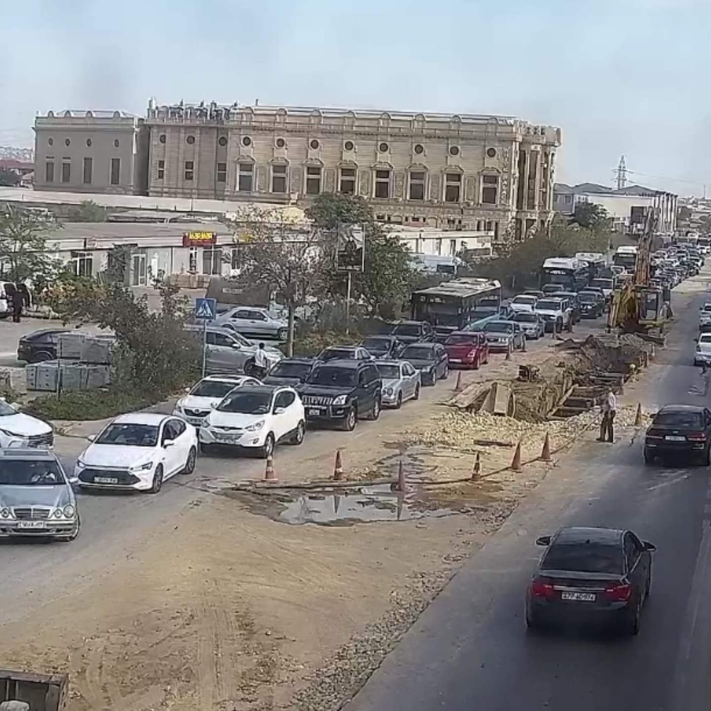 Sürücülərin NƏZƏRİNƏ: Paytaxtın bir sıra yollarında tıxac var - SİYAHI (FOTO)