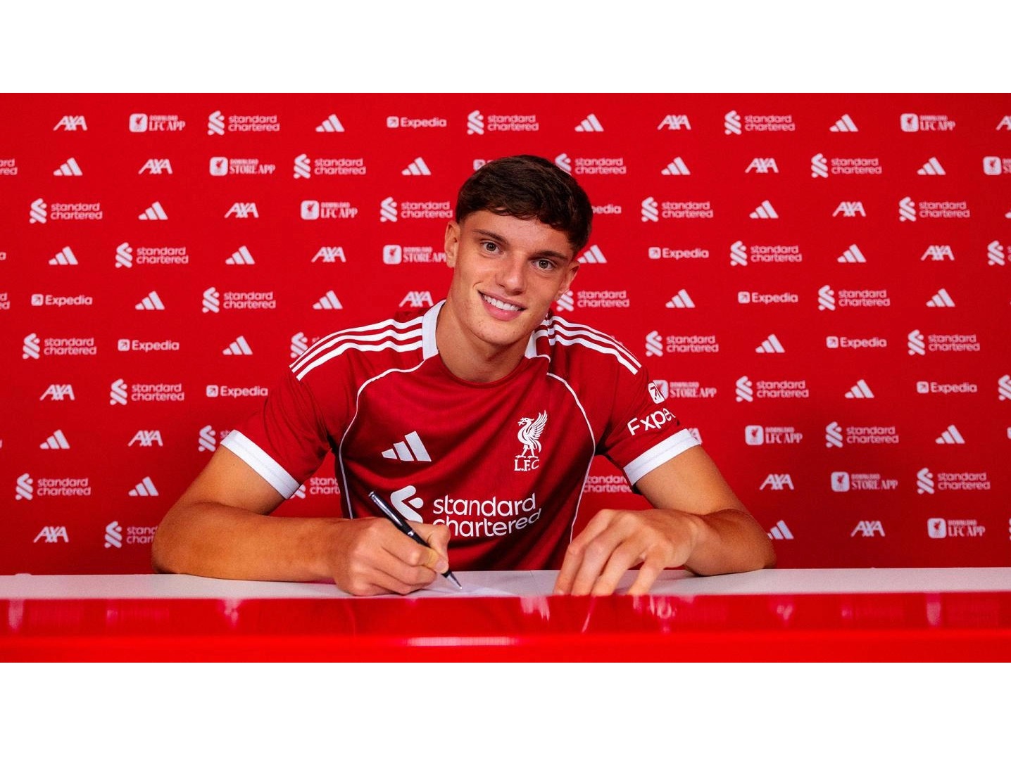 "Liverpul" 18 yaşlı müdafiəçini transfer edib