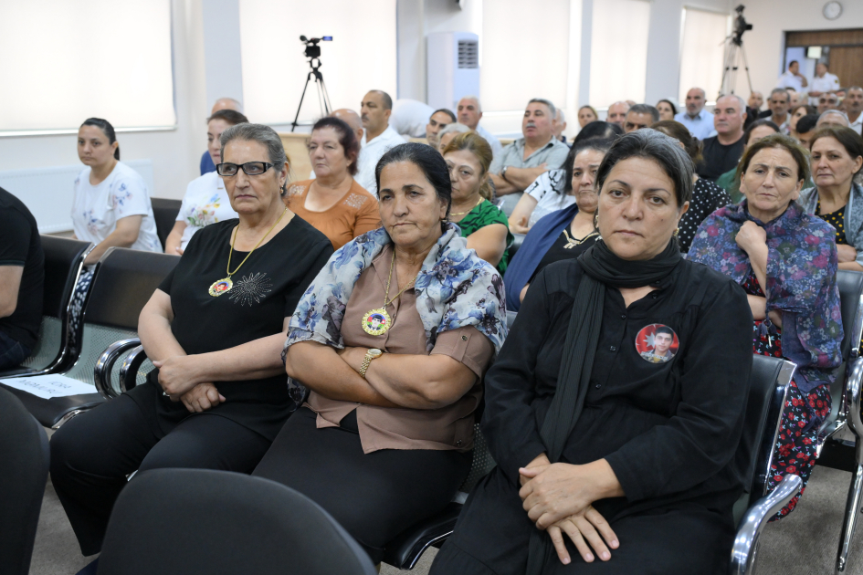 Ermənistan silahlı qüvvələrinin Zəngilana hücumları nəticəsində məcburi köçkün düşmüş, yaralanmış, doğmaları öldürülmüş şəxslər məhkəmədə ifadə veriblər (FOTO)