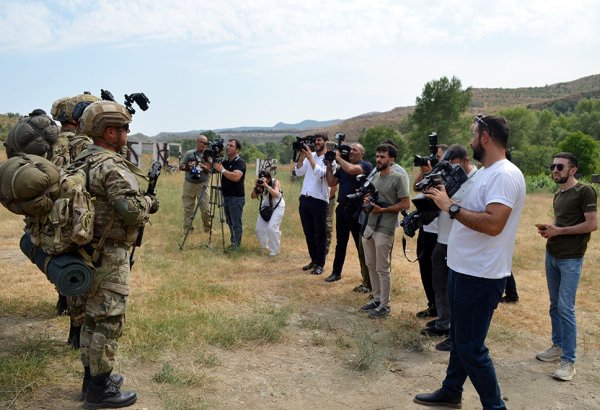 Jurnalistlər Laçında xidmət edən hərbi qulluqçuların məişət şəraiti ilə tanış olublar (FOTO/VİDEO)