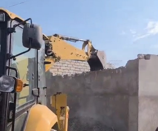 FHN tərəfindən daha bir qanunsuz tikili sökülüb (FOTO/VİDEO)