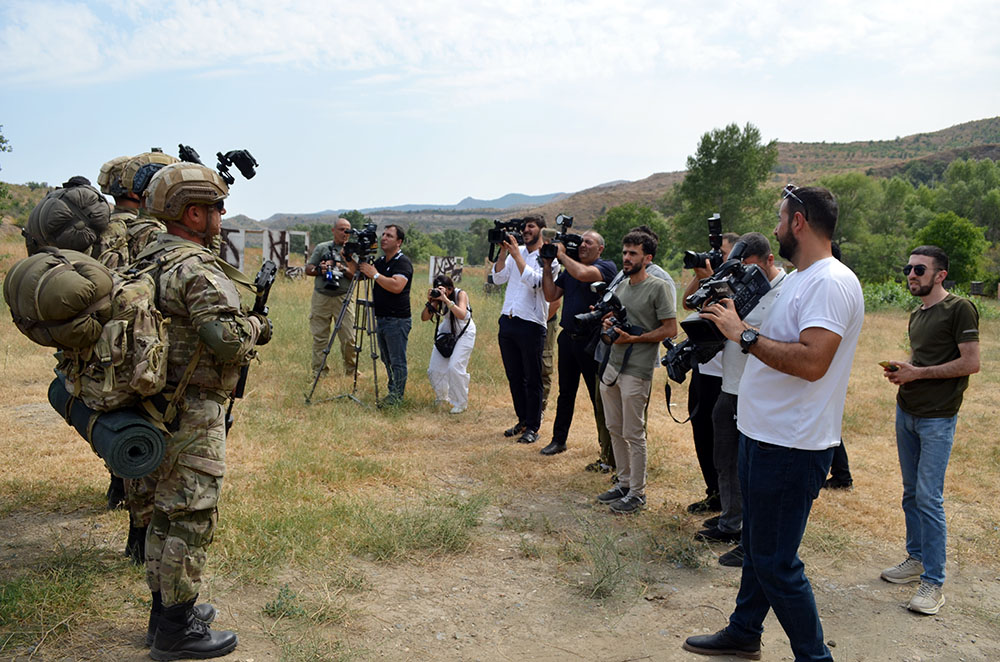 Jurnalistlər Laçında xidmət edən hərbi qulluqçuların məişət şəraiti ilə tanış olublar (FOTO/VİDEO)