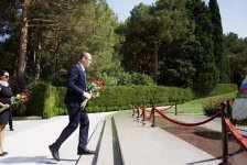 İsrailin Azərbaycandakı yeni səfiri Fəxri və Şəhidlər xiyabanlarını ziyarət edib (FOTO)
