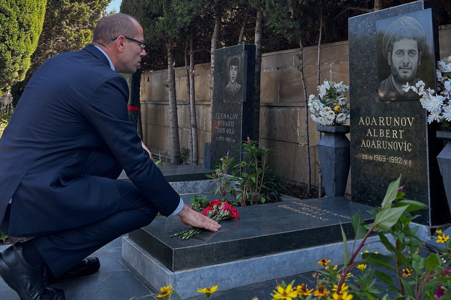 İsrailin Azərbaycandakı yeni səfiri Fəxri və Şəhidlər xiyabanlarını ziyarət edib (FOTO)