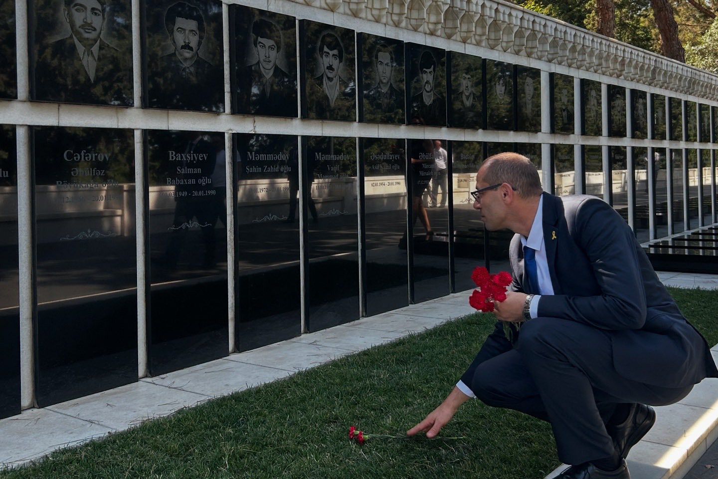 İsrailin Azərbaycandakı yeni səfiri Fəxri və Şəhidlər xiyabanlarını ziyarət edib (FOTO)