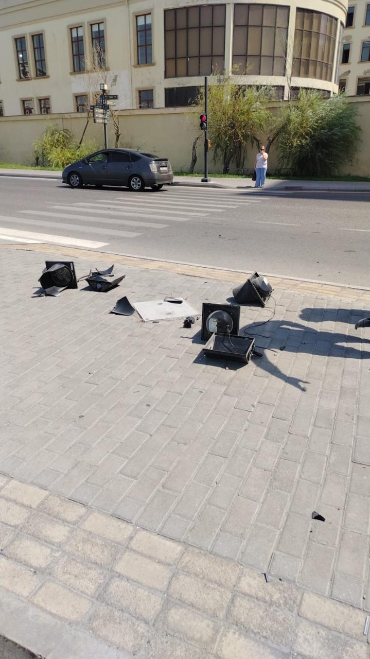 Qəza oldu, işıqfor yararsız vəziyyətə düşdü (FOTO)