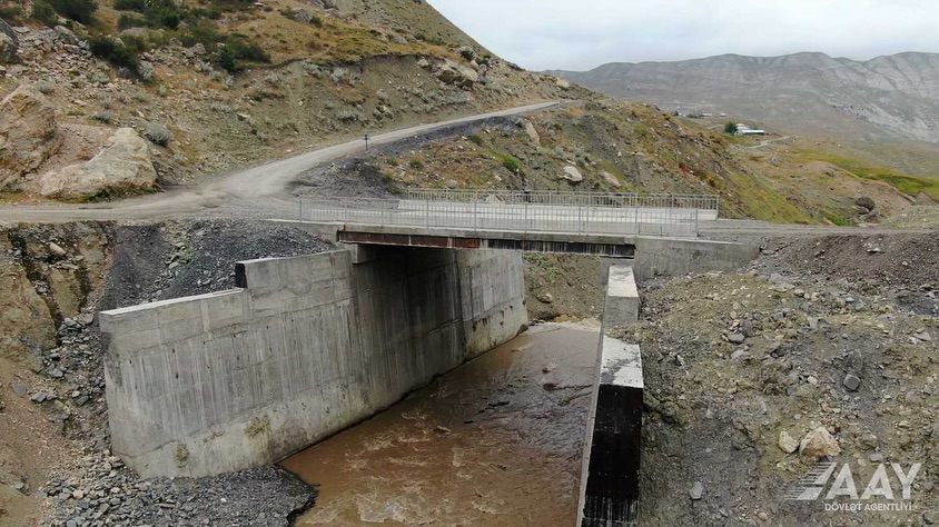 Quba-Xınalıq yolunda yeni körpünün inşası yekunlaşmaq üzrədir (FOTO)