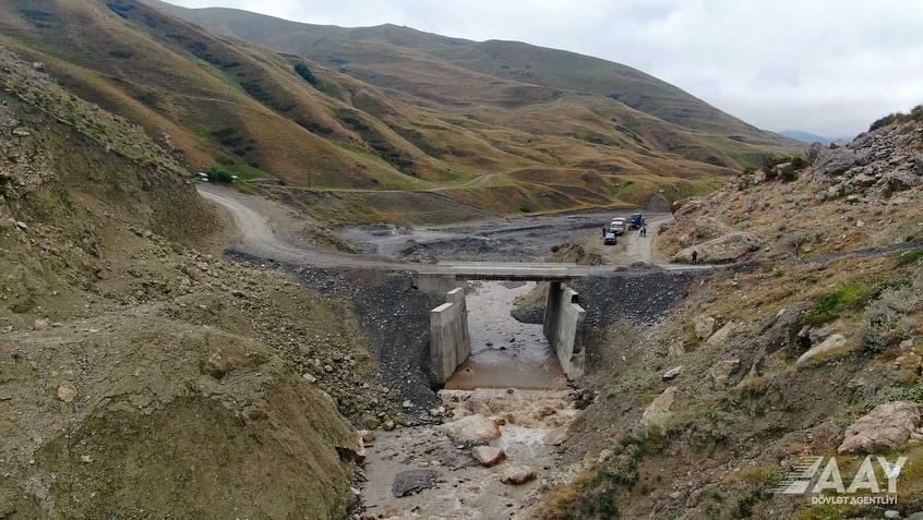 Quba-Xınalıq yolunda yeni körpünün inşası yekunlaşmaq üzrədir (FOTO)
