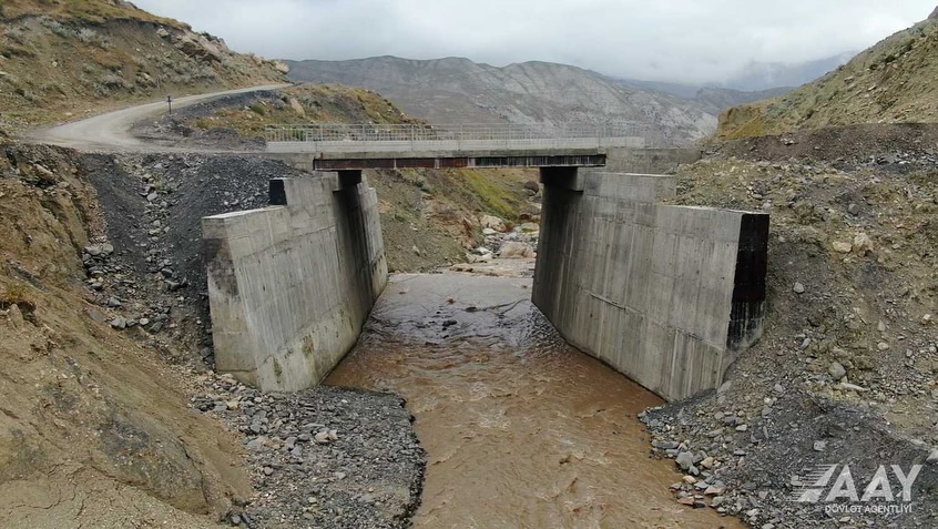 Quba-Xınalıq yolunda yeni körpünün inşası yekunlaşmaq üzrədir (FOTO)