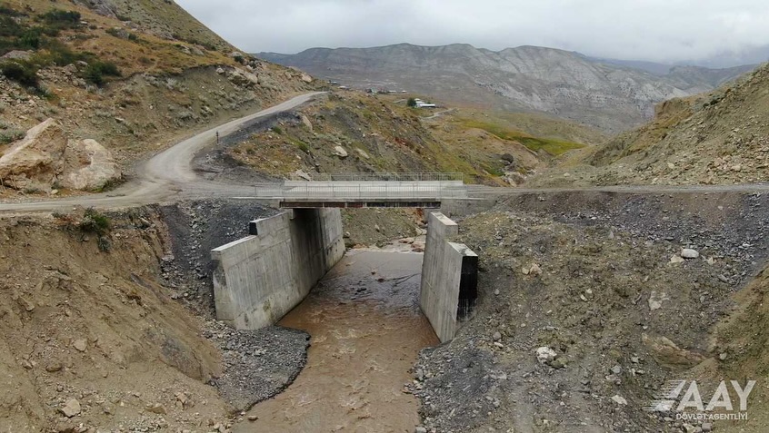 Quba-Xınalıq yolunda yeni körpünün inşası yekunlaşmaq üzrədir (FOTO)