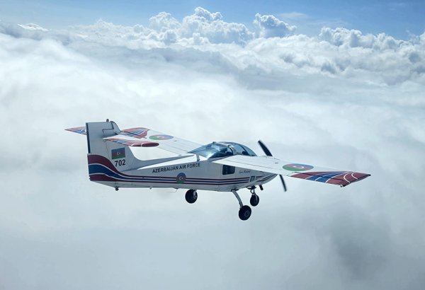 Gənc hərbi pilotlarla təlim-məşq uçuşları keçirilib (VİDEO)