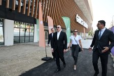 Prezident İlham Əliyev və Birinci xanım Mehriban Əliyeva Gəncə şəhər stadionunda tikinti işlərinin gedişi ilə tanış olublar (FOTO) (YENİLƏNİB)